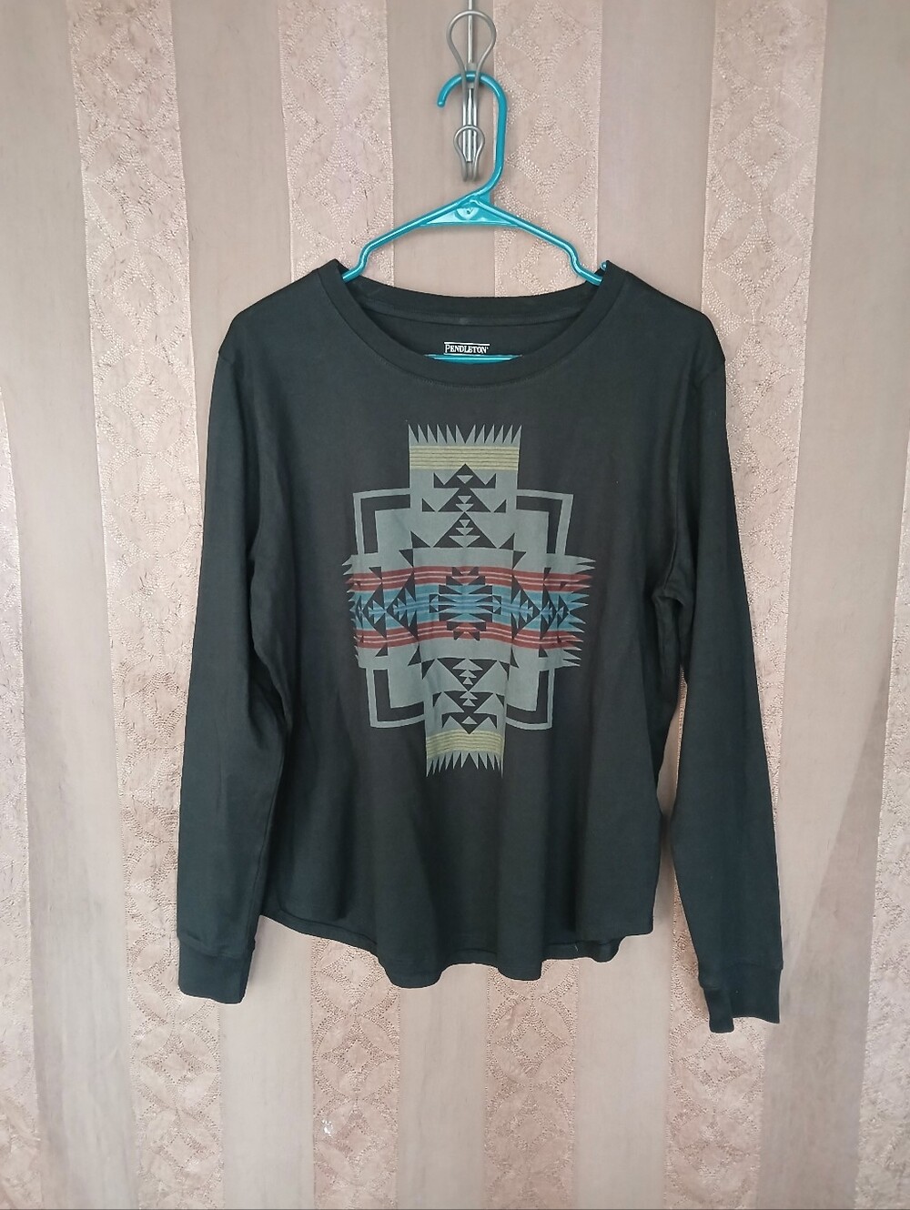 💎 Pendleton Women's Top Long-Sleeve Graphic Tee Multicolor Aztec Print